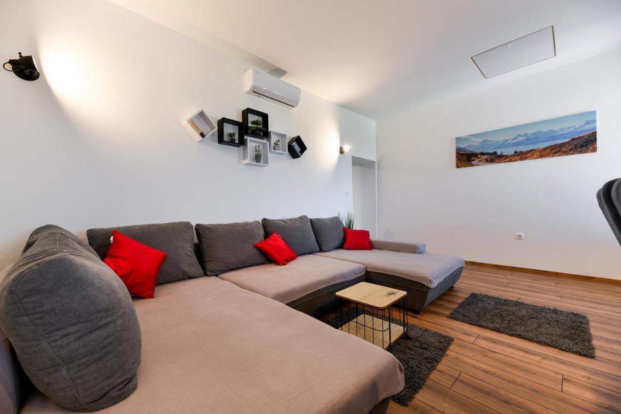 Holiday Home Skevini Dvori สตารีกราด-ปาเคลนีซา ภายนอก รูปภาพ