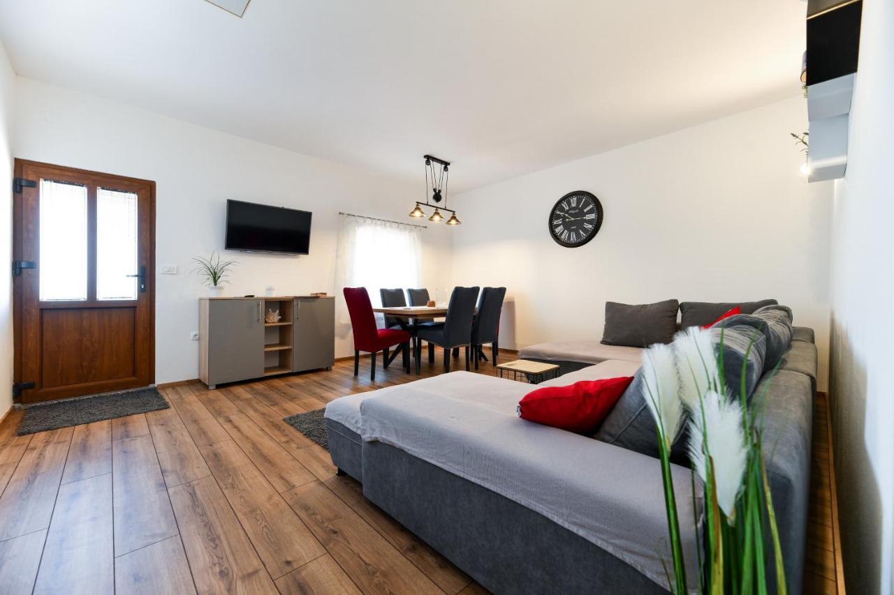 Holiday Home Skevini Dvori สตารีกราด-ปาเคลนีซา ภายนอก รูปภาพ
