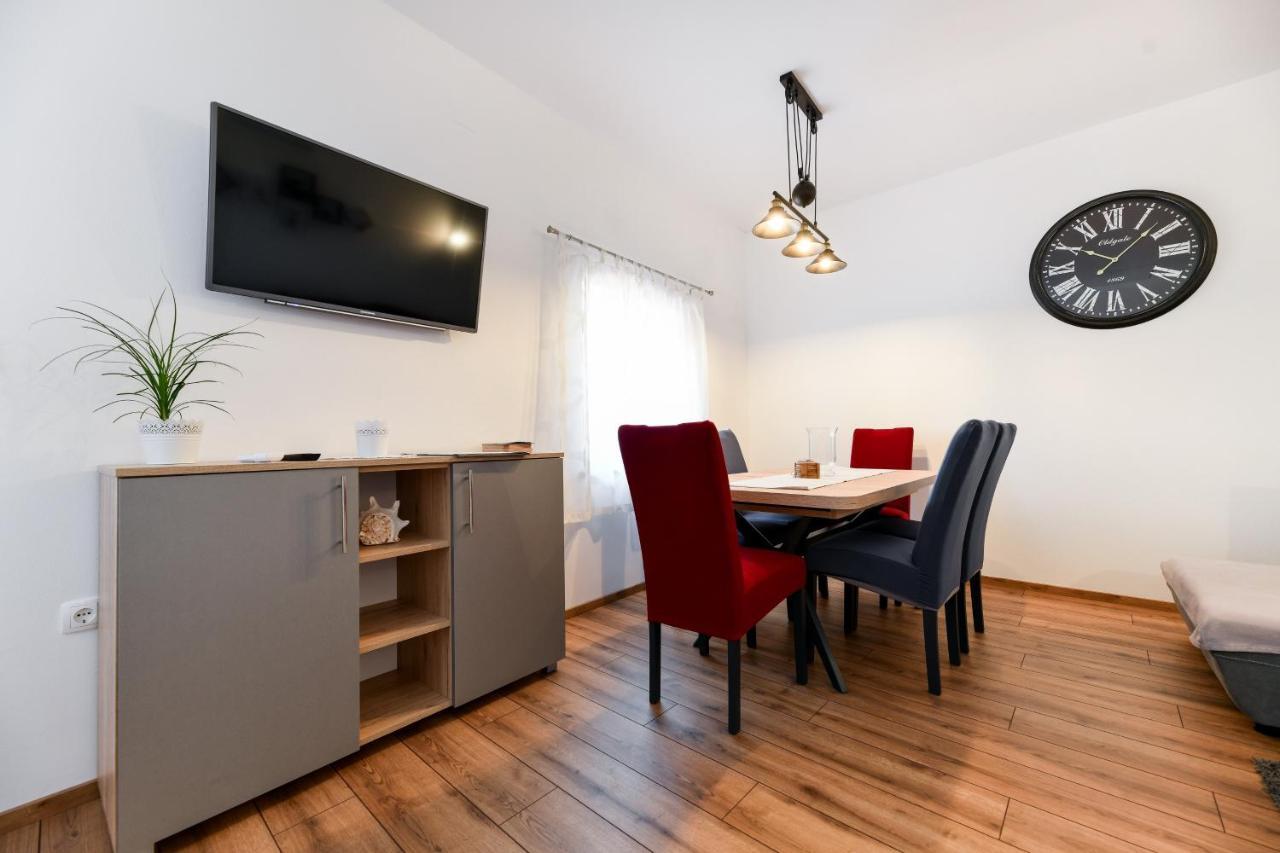 Holiday Home Skevini Dvori สตารีกราด-ปาเคลนีซา ภายนอก รูปภาพ