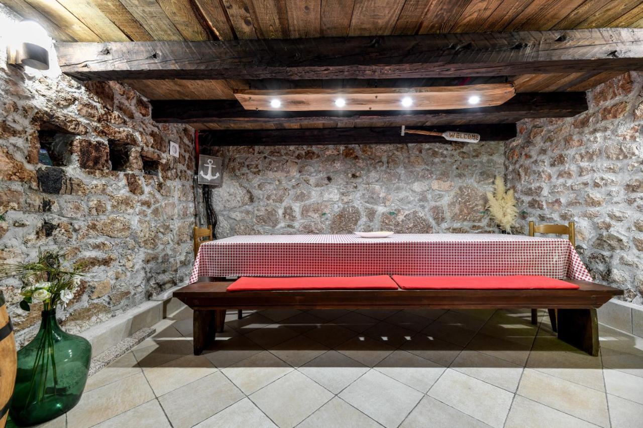 Holiday Home Skevini Dvori สตารีกราด-ปาเคลนีซา ภายนอก รูปภาพ
